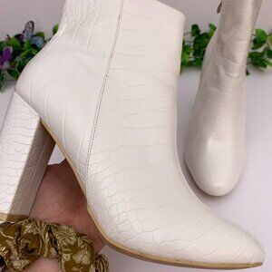 Pretty Little Thing Sofie White Crocodile Vegan Leather‎ Boots Size 7